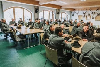 Ein Bild, das Kleidung, Im Haus, Stuhl, Person enthlt.

Automatisch generierte Beschreibung