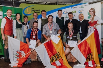 Ein Bild, das Kleidung, Person, L�cheln, Frau enth�lt.

KI-generierte Inhalte k�nnen fehlerhaft sein.