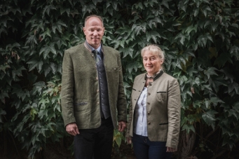 Ein Bild, das Kleidung, Person, Menschliches Gesicht, Baum enthlt.

KI-generierte Inhalte knnen fehlerhaft sein.
