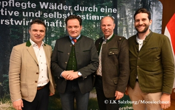 Ein Bild, das Kleidung, Person, Menschliches Gesicht, Mann enthlt.

Automatisch generierte Beschreibung