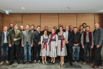 Ein Bild, das Kleidung, Person, Schuhwerk, L�cheln enth�lt.

KI-generierte Inhalte k�nnen fehlerhaft sein.