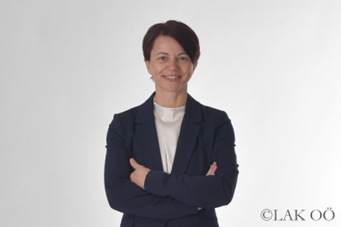 Ein Bild, das Menschliches Gesicht, Person, Kleidung, L�cheln enth�lt.

KI-generierte Inhalte k�nnen fehlerhaft sein.