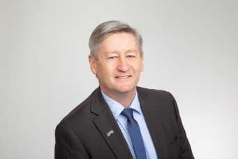 Ein Bild, das Menschliches Gesicht, Person, Wand, Kleidung enthlt.

Automatisch generierte Beschreibung