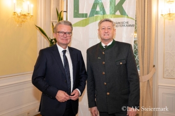 Ein Bild, das Person, Menschliches Gesicht, Wand, Lcheln enthlt.

KI-generierte Inhalte knnen fehlerhaft sein.