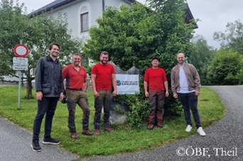 Ein Bild, das drau�en, Kleidung, Person, Baum enth�lt.

KI-generierte Inhalte k�nnen fehlerhaft sein.