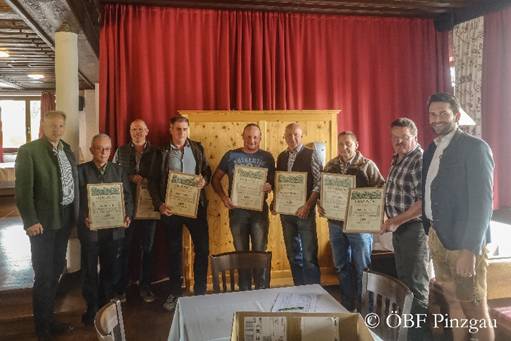 Ein Bild, das Kleidung, Person, Mann, Im Haus enth�lt.

KI-generierte Inhalte k�nnen fehlerhaft sein.