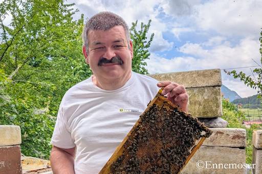 Ein Bild, das Person, drau�en, Kleidung, Himmel enth�lt.

KI-generierte Inhalte k�nnen fehlerhaft sein.