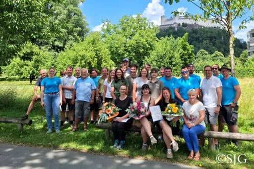 Ein Bild, das drau�en, Kleidung, Person, Baum enth�lt.

KI-generierte Inhalte k�nnen fehlerhaft sein.