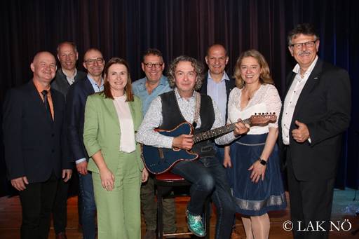 Ein Bild, das Person, Kleidung, L�cheln, Mann enth�lt.

KI-generierte Inhalte k�nnen fehlerhaft sein.