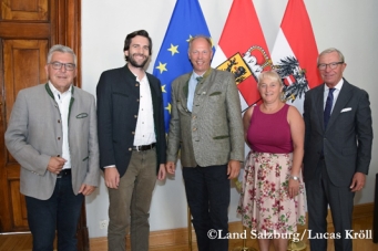 Ein Bild, das Kleidung, Person, Anzug, Mann enthlt.

Automatisch generierte Beschreibung