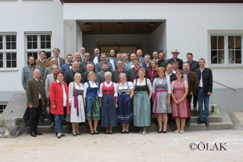 Ein Bild, das Kleidung, Person, Gebude, Gruppe enthlt.

KI-generierte Inhalte knnen fehlerhaft sein.