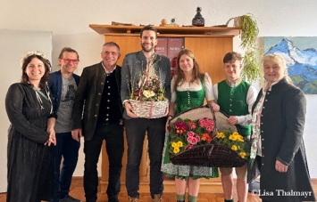 Ein Bild, das Kleidung, Person, Lcheln, Blume enthlt.

Automatisch generierte Beschreibung