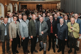 Ein Bild, das Kleidung, Person, Mann, Menschliches Gesicht enthlt.

KI-generierte Inhalte knnen fehlerhaft sein.