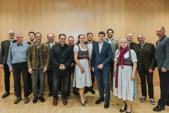 Ein Bild, das Kleidung, Person, Lächeln, Anzug enthält.
KI-generierte Inhalte können fehlerhaft sein.