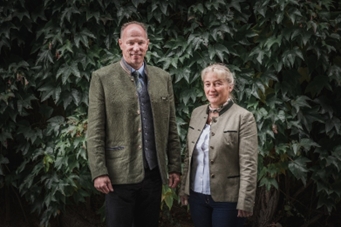 Ein Bild, das Kleidung, Person, Menschliches Gesicht, Baum enthält.
KI-generierte Inhalte können fehlerhaft sein.