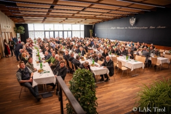 Ein Bild, das Mobiliar, Im Haus, Stuhl, Szene enthält.
KI-generierte Inhalte können fehlerhaft sein.