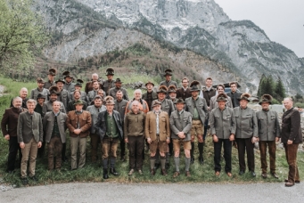 Ein Bild, das draußen, Kleidung, Gruppe, Person enthält.
KI-generierte Inhalte können fehlerhaft sein.